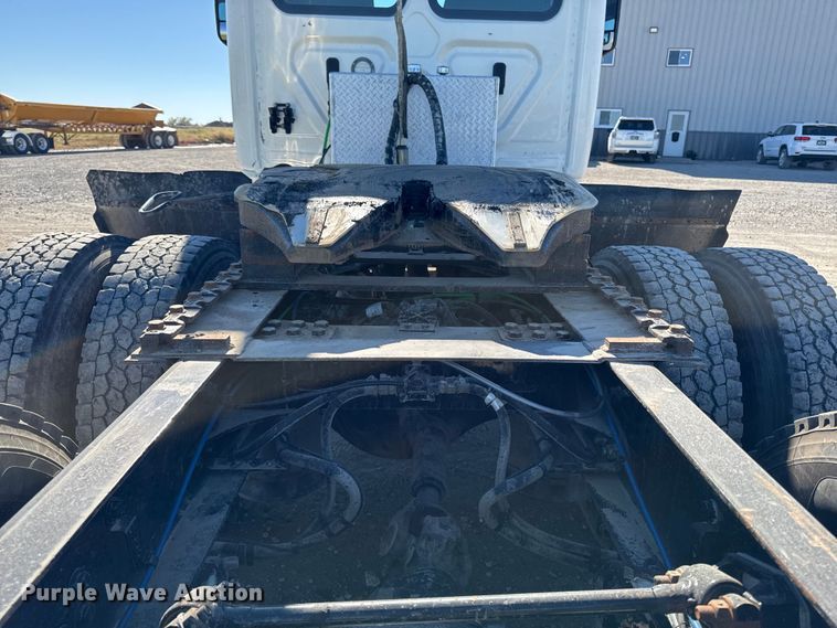 image for item EM2465 2021 Freightliner Cascadia 126 semi truck