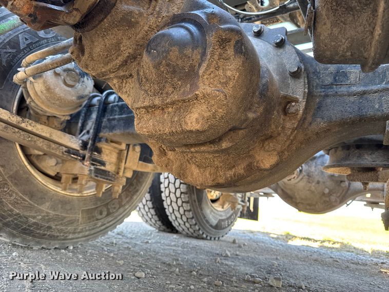 image for item EM2465 2021 Freightliner Cascadia 126 semi truck