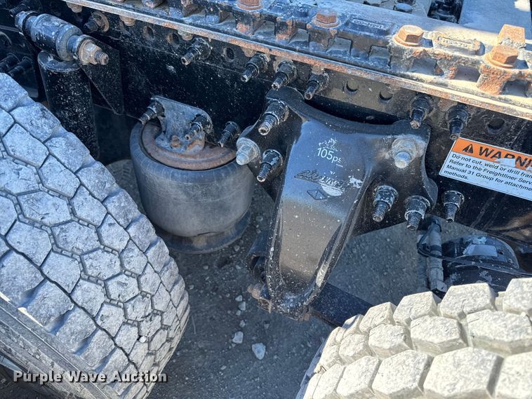 image for item EM2465 2021 Freightliner Cascadia 126 semi truck