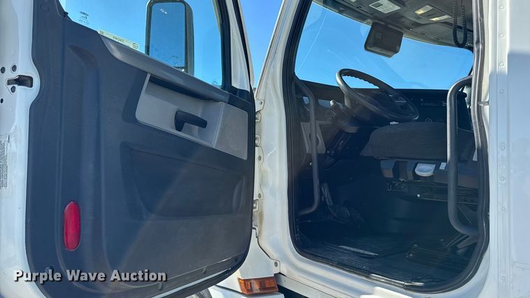 image for item EM2465 2021 Freightliner Cascadia 126 semi truck