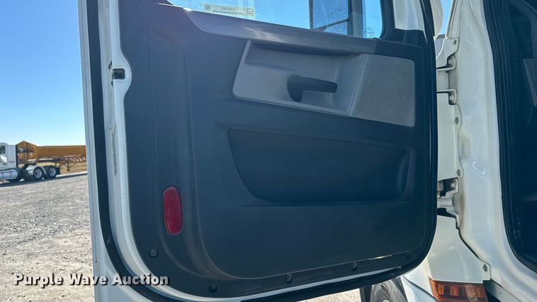 image for item EM2465 2021 Freightliner Cascadia 126 semi truck