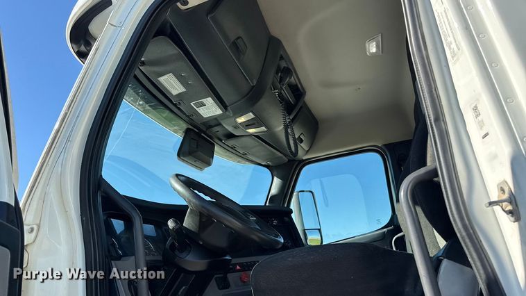 image for item EM2465 2021 Freightliner Cascadia 126 semi truck