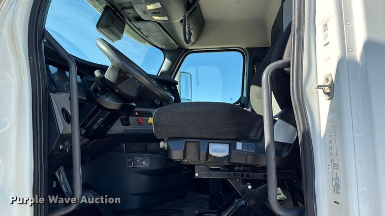 image for item EM2465 2021 Freightliner Cascadia 126 semi truck