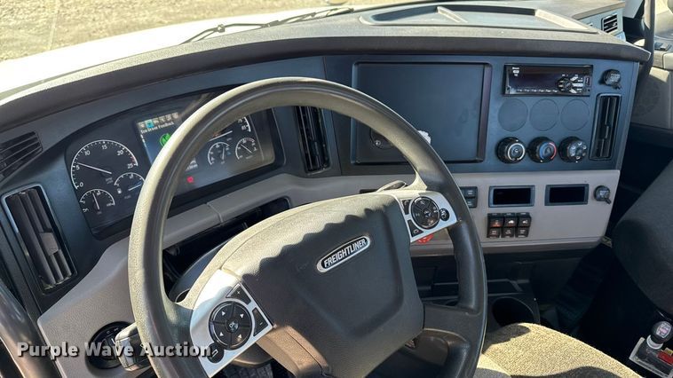 image for item EM2465 2021 Freightliner Cascadia 126 semi truck