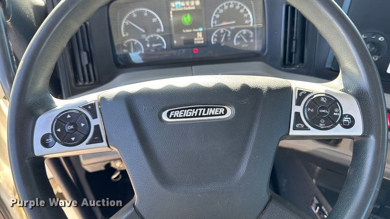 image for item EM2465 2021 Freightliner Cascadia 126 semi truck