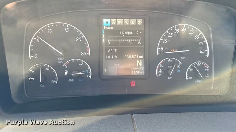 image for item EM2465 2021 Freightliner Cascadia 126 semi truck