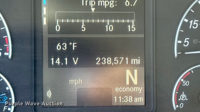 image for item EM2465 2021 Freightliner Cascadia 126 semi truck