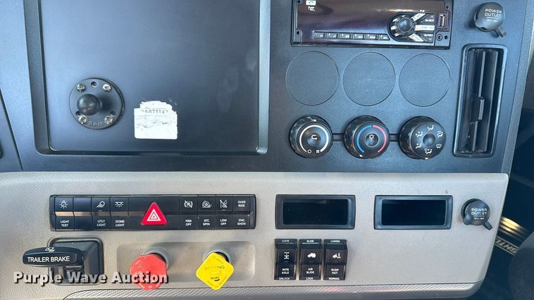 image for item EM2465 2021 Freightliner Cascadia 126 semi truck