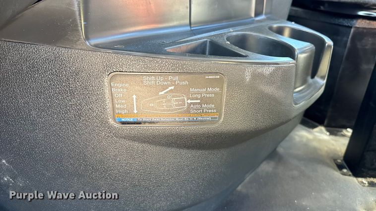 image for item EM2465 2021 Freightliner Cascadia 126 semi truck