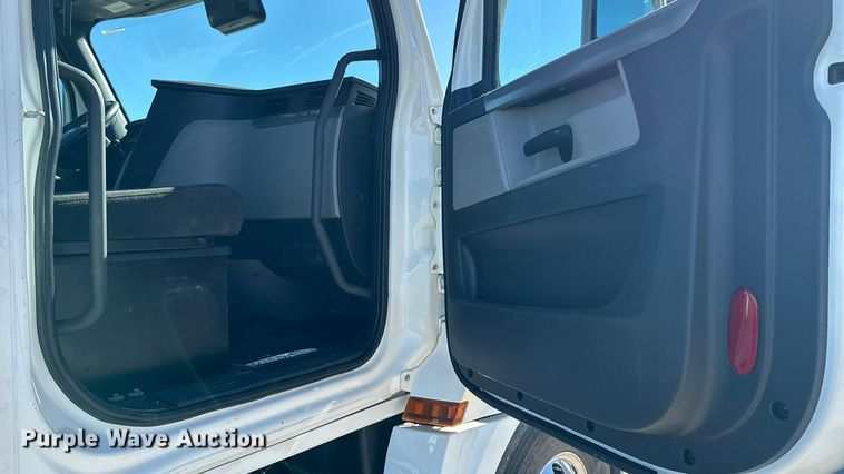 image for item EM2465 2021 Freightliner Cascadia 126 semi truck