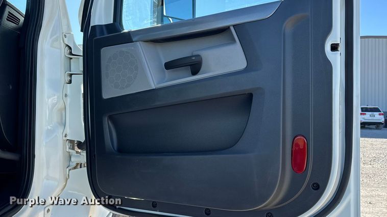 image for item EM2465 2021 Freightliner Cascadia 126 semi truck