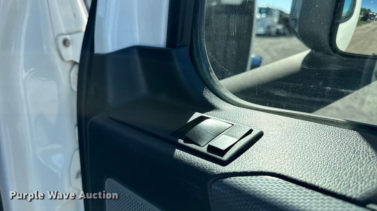 image for item EM2465 2021 Freightliner Cascadia 126 semi truck