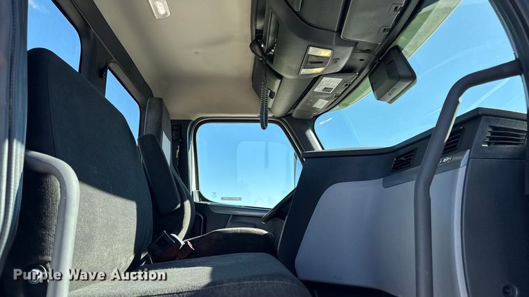 image for item EM2465 2021 Freightliner Cascadia 126 semi truck