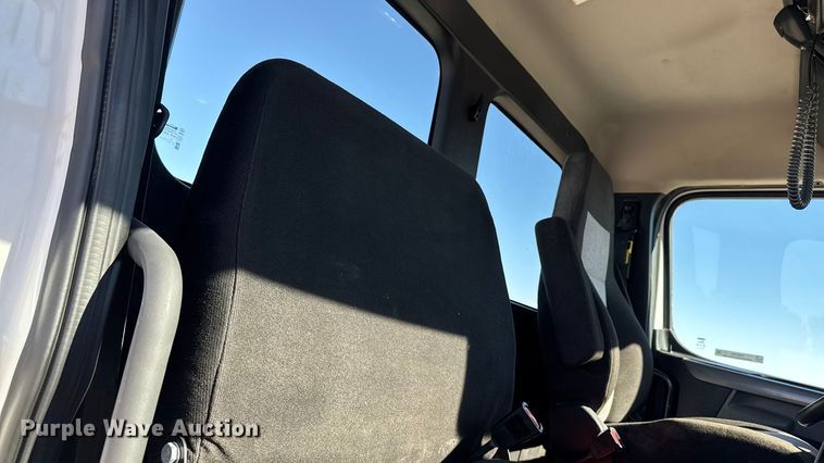 image for item EM2465 2021 Freightliner Cascadia 126 semi truck