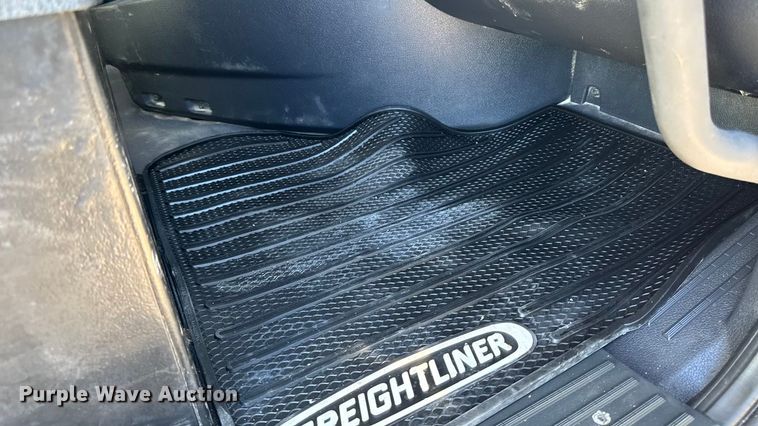 image for item EM2465 2021 Freightliner Cascadia 126 semi truck