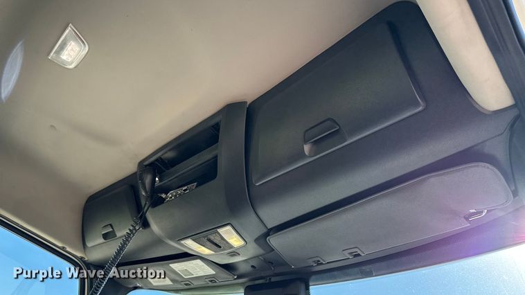 image for item EM2465 2021 Freightliner Cascadia 126 semi truck