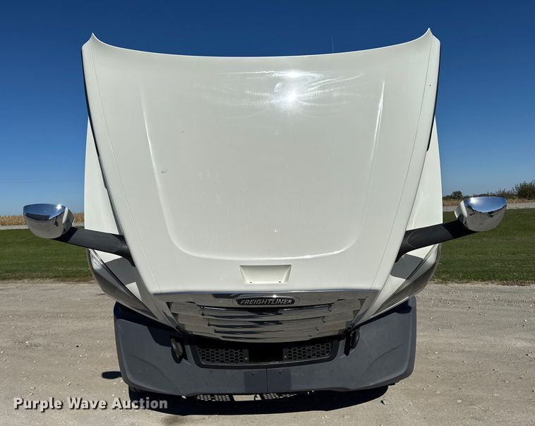 image for item EM2465 2021 Freightliner Cascadia 126 semi truck