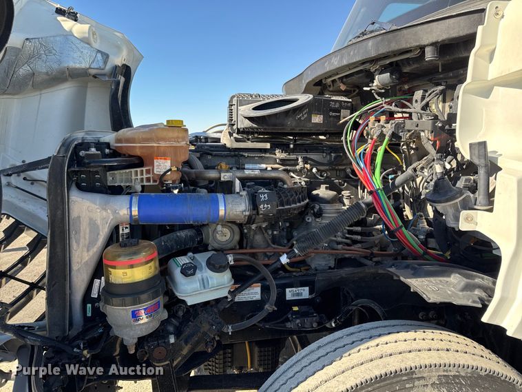 image for item EM2465 2021 Freightliner Cascadia 126 semi truck