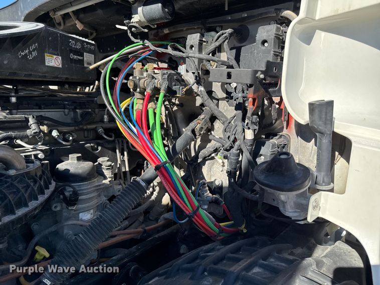 image for item EM2465 2021 Freightliner Cascadia 126 semi truck