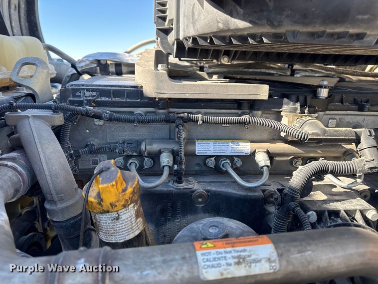 image for item EM2465 2021 Freightliner Cascadia 126 semi truck