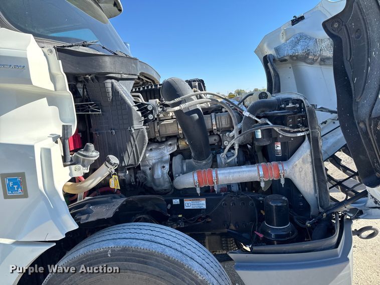 image for item EM2465 2021 Freightliner Cascadia 126 semi truck