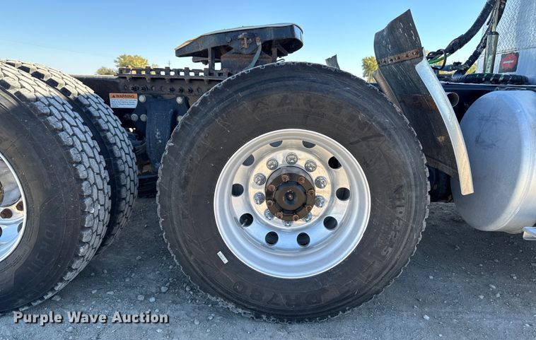 image for item EM2465 2021 Freightliner Cascadia 126 semi truck