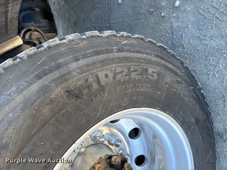 image for item EM2465 2021 Freightliner Cascadia 126 semi truck