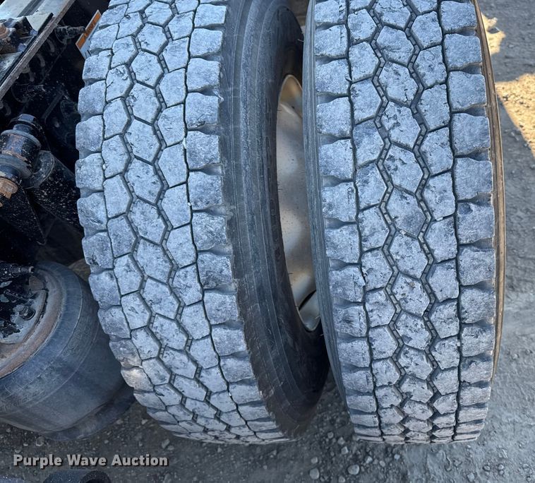 image for item EM2465 2021 Freightliner Cascadia 126 semi truck