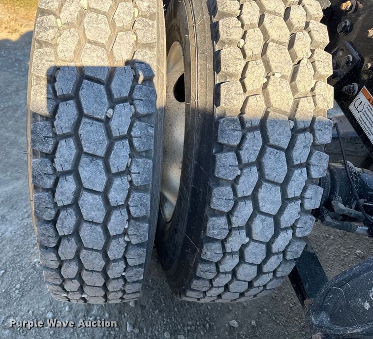 image for item EM2465 2021 Freightliner Cascadia 126 semi truck