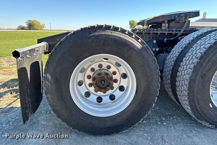 image for item EM2465 2021 Freightliner Cascadia 126 semi truck