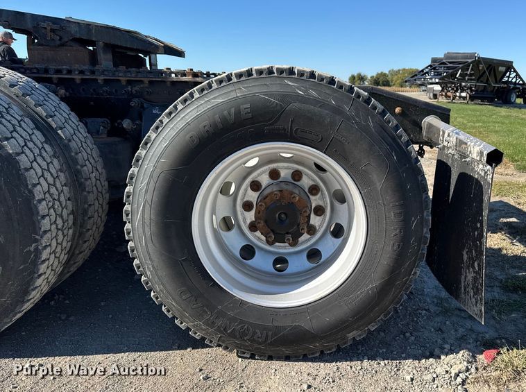 image for item EM2465 2021 Freightliner Cascadia 126 semi truck