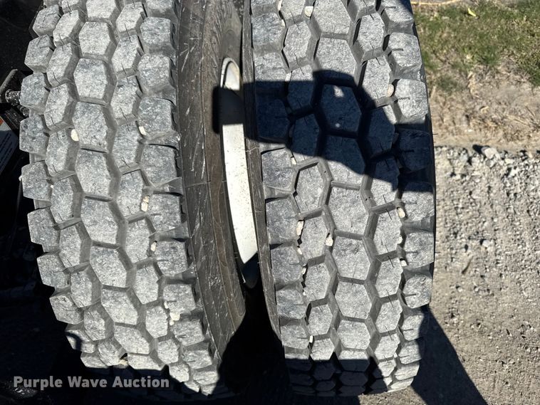 image for item EM2465 2021 Freightliner Cascadia 126 semi truck