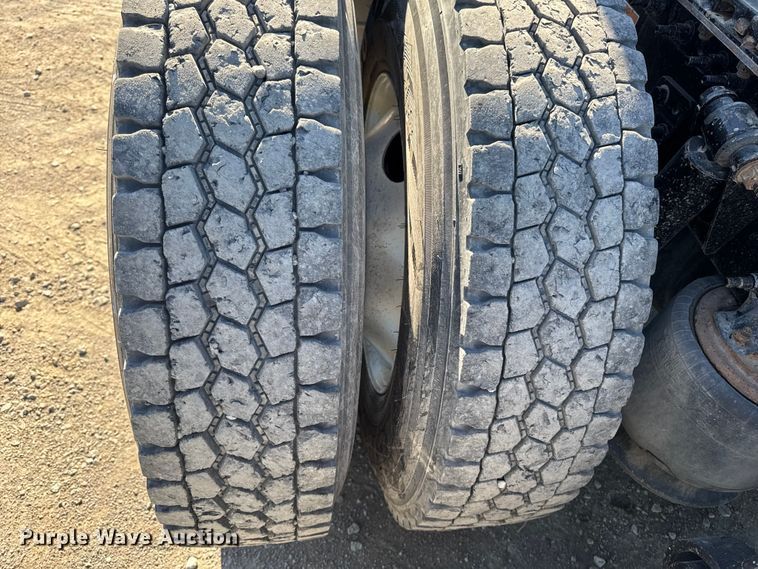 image for item EM2465 2021 Freightliner Cascadia 126 semi truck