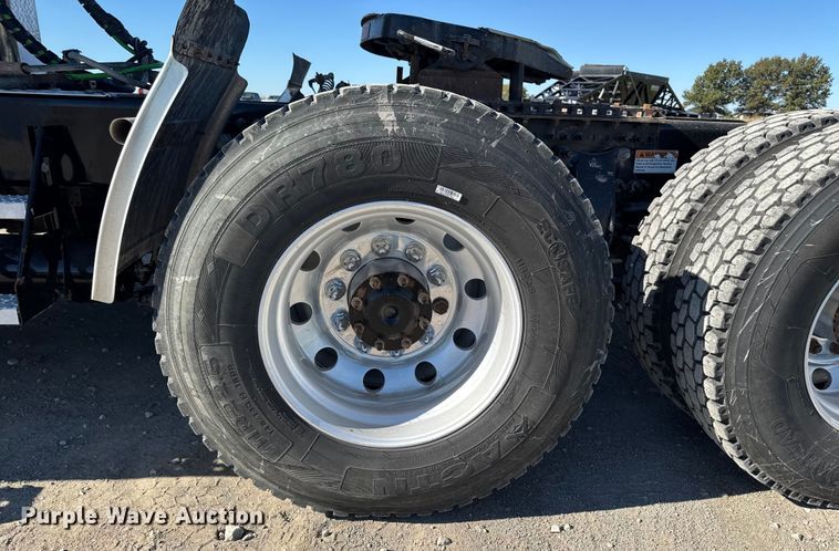 image for item EM2465 2021 Freightliner Cascadia 126 semi truck