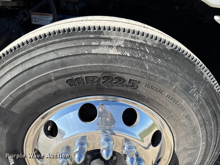 image for item EM2465 2021 Freightliner Cascadia 126 semi truck