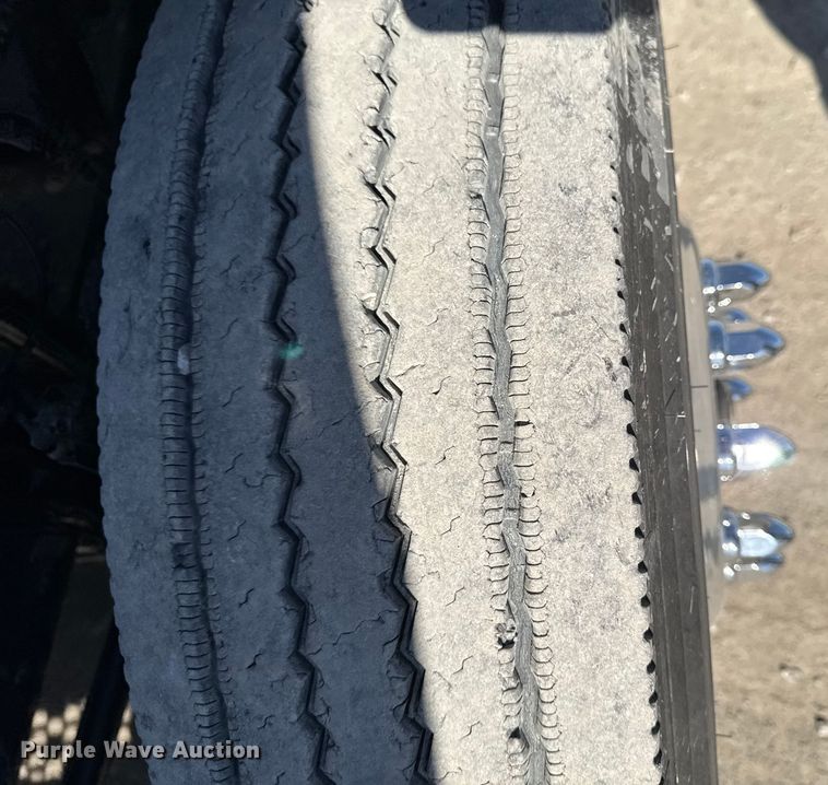 image for item EM2465 2021 Freightliner Cascadia 126 semi truck