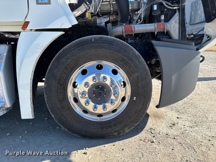 image for item EM2465 2021 Freightliner Cascadia 126 semi truck