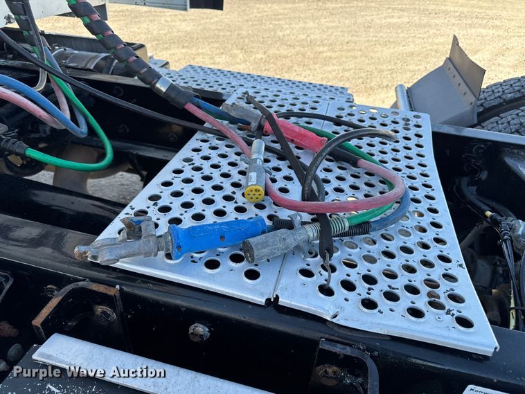 image for item EM2475 2016 Kenworth T680 semi truck