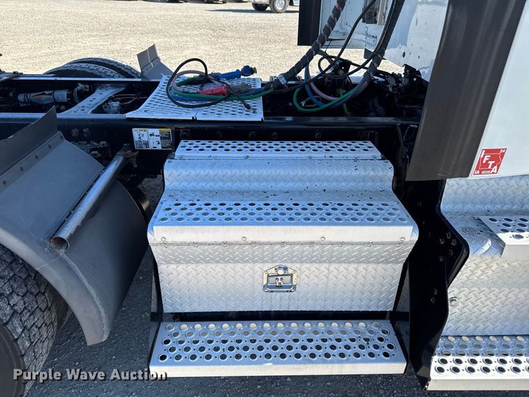 image for item EM2475 2016 Kenworth T680 semi truck