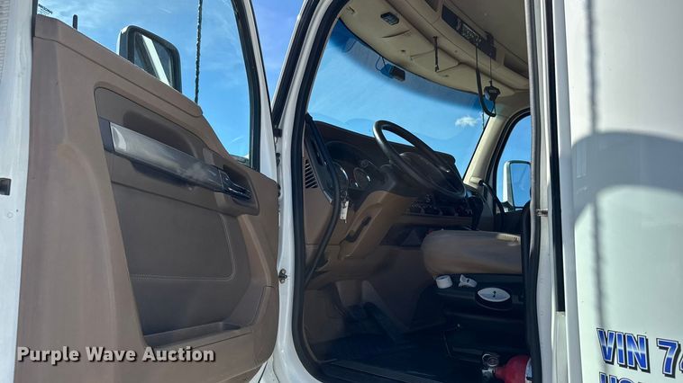 image for item EM2475 2016 Kenworth T680 semi truck