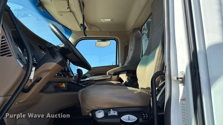 image for item EM2475 2016 Kenworth T680 semi truck