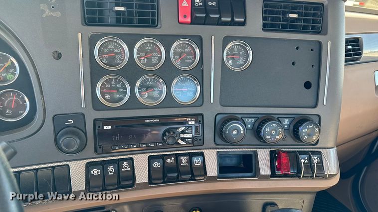 image for item EM2475 2016 Kenworth T680 semi truck