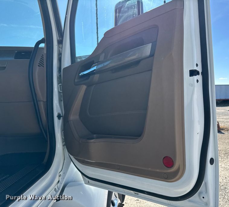 image for item EM2475 2016 Kenworth T680 semi truck