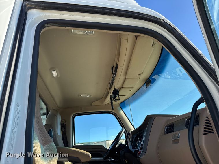 image for item EM2475 2016 Kenworth T680 semi truck