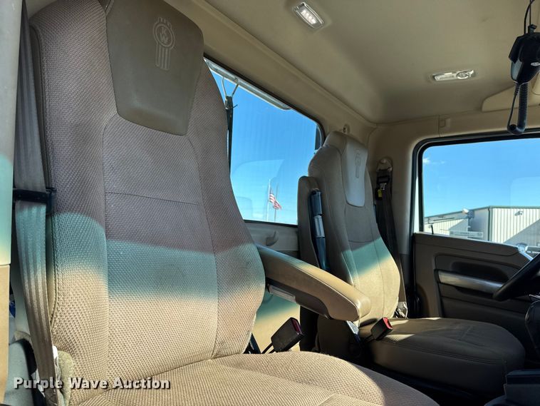 image for item EM2475 2016 Kenworth T680 semi truck