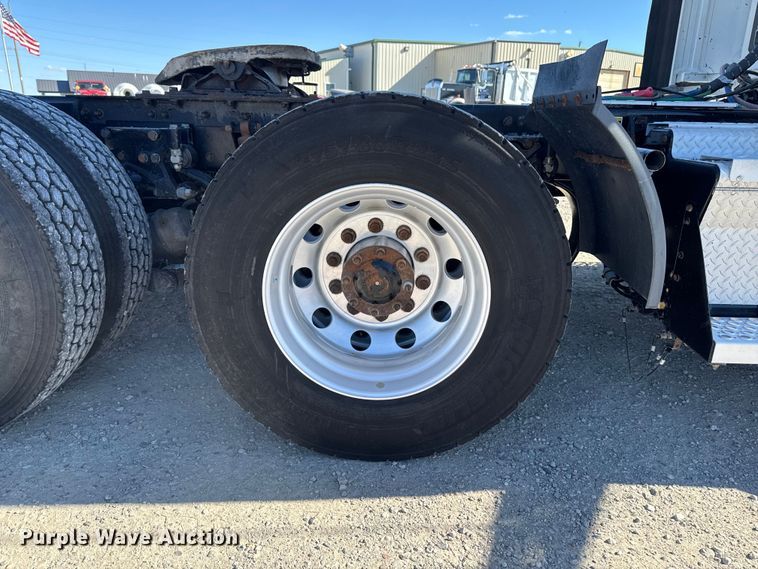 image for item EM2475 2016 Kenworth T680 semi truck