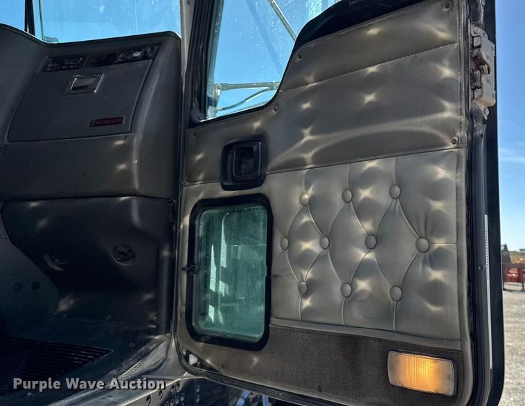 image for item EM2476 2005 Kenworth W900 dump truck