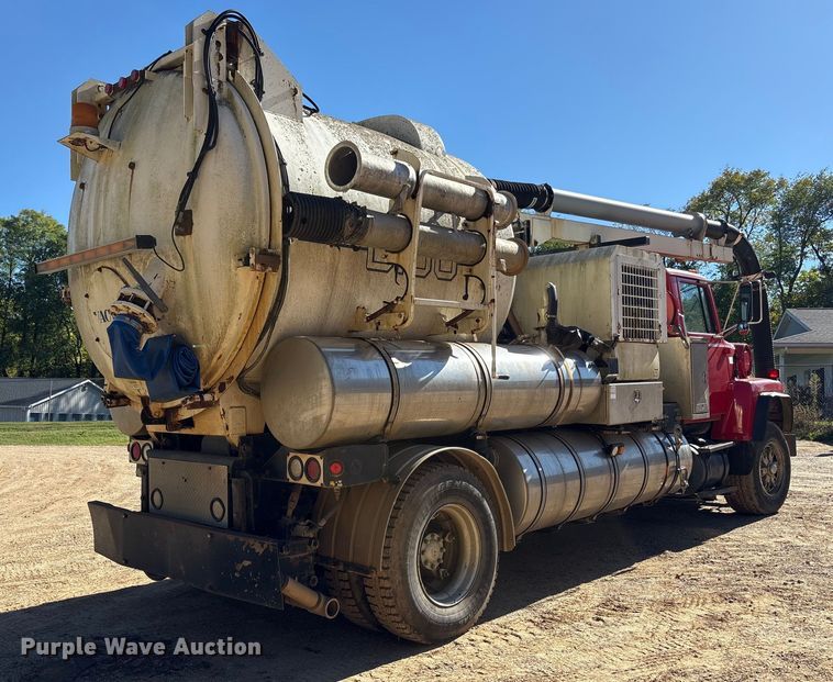 image for item EM6113 1995 Ford LN8000 sewer jetter truck
