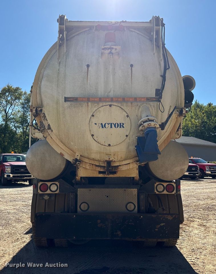 image for item EM6113 1995 Ford LN8000 sewer jetter truck