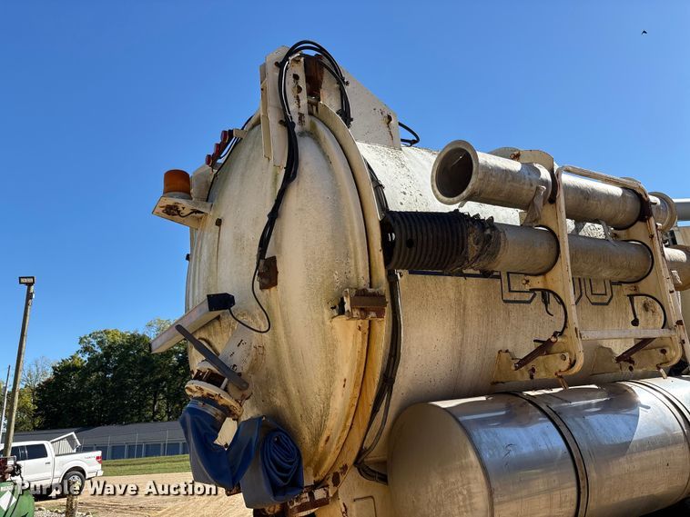 image for item EM6113 1995 Ford LN8000 sewer jetter truck